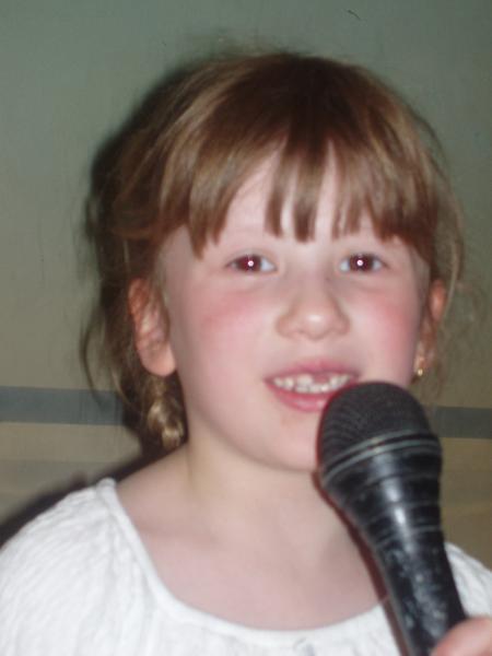 Laura 5 ans et demis a paris elle fait sa star !