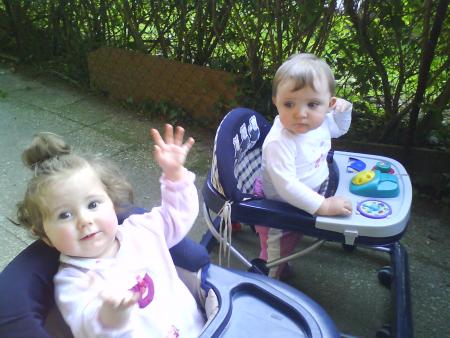Anna�lle & Erika 11 mois